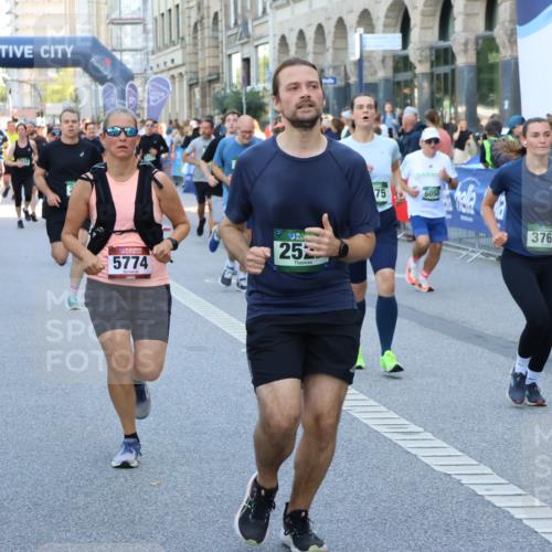 07.09.2025 - BARMER Alsterlauf Strokosch-Dieckow http://msf.ph/oto/8719534 07.09.2025 10:02:17 Ziel 2138, 2444, 2518, 2539, 2880, 3111, 3113, 3253, 3522, 3682, 3683, 3888, 4085, 4106, 4163, 4329, 4476, 4493, 4494, 4574, 4596, 4668, 4735, 4836, 4982, 5022, 5221, 5259, 5328, 5454, 5564, 5580, 5590, 5626, 5636, 5656, 5699, 5794, 5809, 5810, 5859, 5927, 5928, 6032, 6164, 6349, 8029, 8036, 8234, 8406, 8416, 8420 meine-sportfotos.de