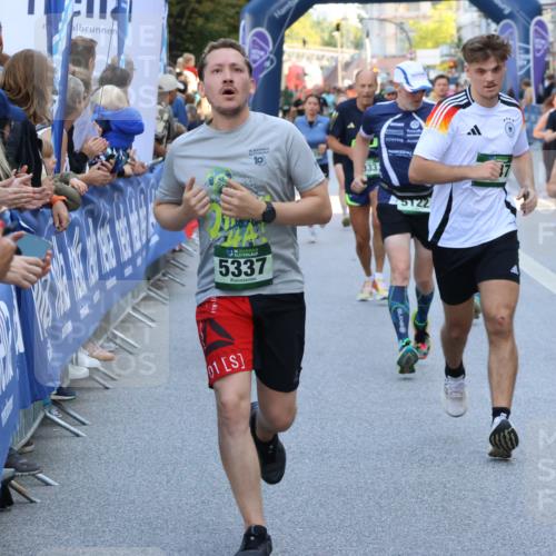 07.09.2025 - BARMER Alsterlauf Strokosch-Dieckow http://msf.ph/oto/8720012 07.09.2025 10:01:05 Ziel 1007, 2463, 2471, 2553, 2798, 2874, 2931, 3008, 3060, 3214, 3215, 3684, 3695, 4139, 4190, 4705, 4721, 4831, 4875, 4902, 4903, 4938, 4976, 5000, 5107, 5220, 5289, 5411, 5849, 6060, 6076, 6097, 6243, 6261, 8057, 8295, 8308, 8402 meine-sportfotos.de