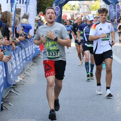 07.09.2025 - BARMER Alsterlauf Strokosch-Dieckow http://msf.ph/oto/8720015 07.09.2025 10:01:05 Ziel 1007, 2463, 2471, 2553, 2798, 2874, 2931, 3008, 3060, 3214, 3215, 3684, 3695, 4139, 4190, 4705, 4721, 4831, 4875, 4902, 4903, 4938, 4976, 5000, 5107, 5220, 5289, 5411, 5849, 6060, 6076, 6097, 6243, 6261, 8057, 8295, 8308, 8402 meine-sportfotos.de