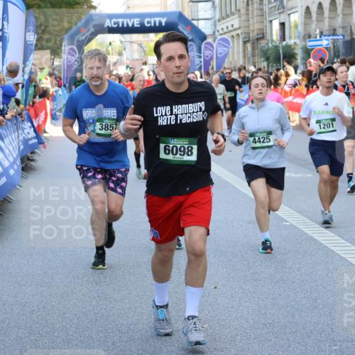 07.09.2025 - BARMER Alsterlauf Strokosch-Dieckow http://msf.ph/oto/8720338 07.09.2025 10:00:26 Ziel 2044, 2074, 2124, 2517, 2579, 2645, 3410, 3545, 3590, 3803, 3956, 4072, 4147, 4335, 4365, 4544, 4593, 4636, 5047, 5337, 5352, 5477, 5517, 6152 meine-sportfotos.de