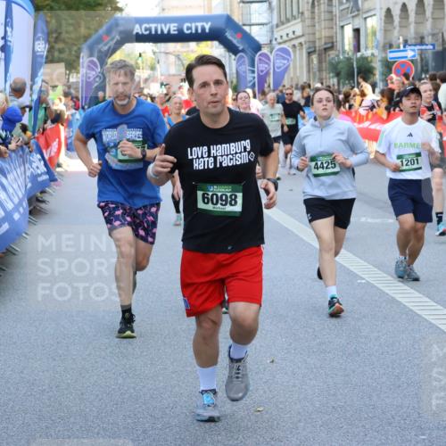 07.09.2025 - BARMER Alsterlauf Strokosch-Dieckow http://msf.ph/oto/8720342 07.09.2025 10:00:26 Ziel 2044, 2074, 2124, 2517, 2579, 2645, 3410, 3545, 3590, 3803, 3956, 4072, 4147, 4335, 4365, 4544, 4593, 4636, 5047, 5337, 5352, 5477, 5517, 6152 meine-sportfotos.de