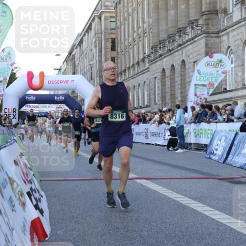 07.09.2025 - BARMER Alsterlauf Strokosch-Dieckow http://msf.ph/oto/8720529 07.09.2025 09:47:00 Ziel 2487, 2953, 3412, 3916, 3942, 4389, 4527, 4651, 4732, 4866, 4985, 5340, 5768, 6030, 6073, 6237, 8316, 8431 meine-sportfotos.de