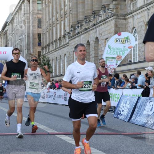 07.09.2025 - BARMER Alsterlauf Strokosch-Dieckow http://msf.ph/oto/8720548 07.09.2025 09:47:05 Ziel 2487, 3412, 3790, 3942, 4216, 4385, 4866, 5340, 5768, 6030, 6237, 8316, 8431 meine-sportfotos.de