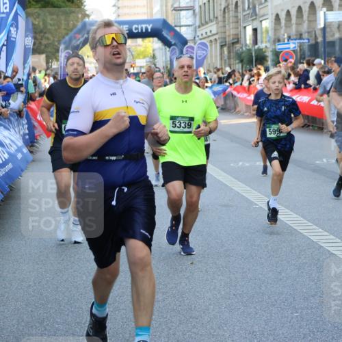 07.09.2025 - BARMER Alsterlauf Strokosch-Dieckow http://msf.ph/oto/8720554 07.09.2025 10:00:01 Ziel 2350, 2513, 2864, 3039, 3260, 3698, 3768, 3857, 3859, 3860, 4351, 4424, 4425, 4485, 4500, 4505, 4709, 4751, 4781, 4856, 4867, 4917, 4993, 5108, 5314, 5359, 5471, 5726, 5767, 5851, 5957, 6084, 6098 meine-sportfotos.de