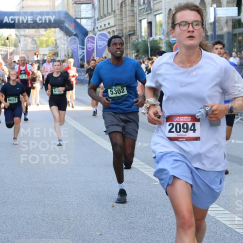 07.09.2025 - BARMER Alsterlauf Strokosch-Dieckow http://msf.ph/oto/8721344 07.09.2025 09:57:46 Ziel 2257, 2670, 2672, 3055, 4012, 4618, 4701, 4723, 4752, 4843, 4888, 4920, 5079, 5196, 5384, 5629, 5690, 5697, 5842, 5843, 5901, 6023, 6074, 6238, 6324, 8052, 8091, 8099 meine-sportfotos.de