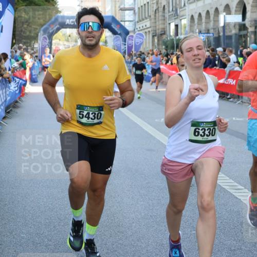 07.09.2025 - BARMER Alsterlauf Strokosch-Dieckow http://msf.ph/oto/8721982 07.09.2025 09:55:56 Ziel 2022, 2150, 2151, 2152, 2245, 2320, 2341, 2437, 2452, 2568, 2664, 2665, 2722, 3188, 3658, 3752, 3868, 3869, 3963, 4121, 4479, 4490, 4507, 4508, 4565, 4706, 4824, 5375, 5739, 5925, 6089, 6170, 6186, 6223, 8007, 8500 meine-sportfotos.de