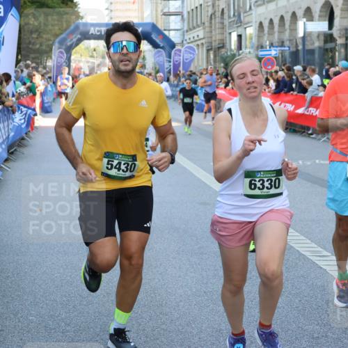 07.09.2025 - BARMER Alsterlauf Strokosch-Dieckow http://msf.ph/oto/8721985 07.09.2025 09:55:56 Ziel 2022, 2150, 2151, 2152, 2245, 2320, 2341, 2437, 2452, 2568, 2664, 2665, 2722, 3188, 3658, 3752, 3868, 3869, 3963, 4121, 4479, 4490, 4507, 4508, 4565, 4706, 4824, 5375, 5739, 5925, 6089, 6170, 6186, 6223, 8007, 8500 meine-sportfotos.de