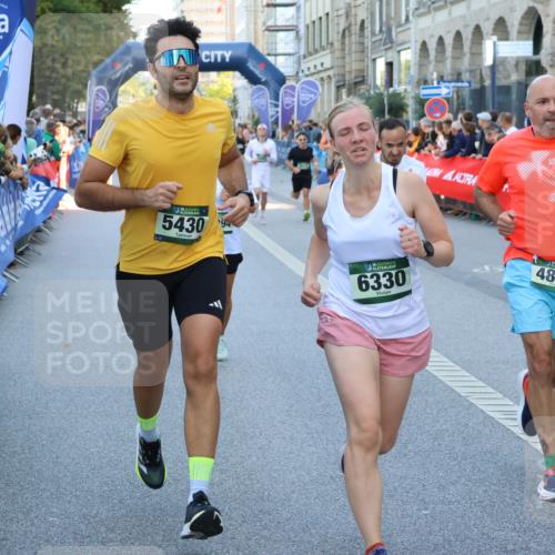 07.09.2025 - BARMER Alsterlauf Strokosch-Dieckow http://msf.ph/oto/8721994 07.09.2025 09:55:56 Ziel 2022, 2150, 2151, 2152, 2245, 2320, 2341, 2437, 2452, 2568, 2664, 2665, 2722, 3188, 3658, 3752, 3868, 3869, 3963, 4121, 4479, 4490, 4507, 4508, 4565, 4706, 4824, 5375, 5739, 5925, 6089, 6170, 6186, 6223, 8007, 8500 meine-sportfotos.de