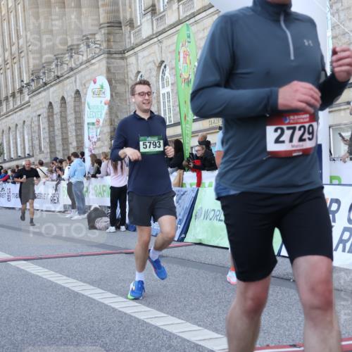 07.09.2025 - BARMER Alsterlauf Strokosch-Dieckow http://msf.ph/oto/8722277 07.09.2025 09:58:54 Ziel 2210, 2483, 2729, 2730, 2740, 3207, 3266, 3479, 3704, 3813, 4229, 4423, 4828, 4872, 4900, 5147, 5685, 5793, 5929, 5930, 5981, 6001, 8334 meine-sportfotos.de