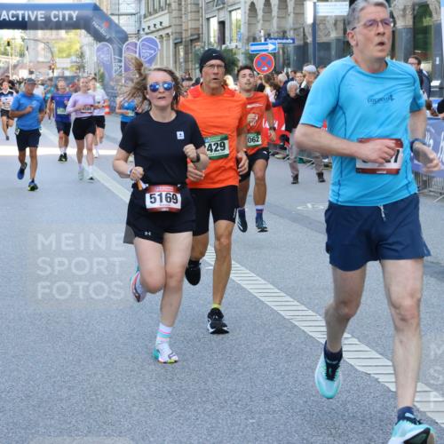 07.09.2025 - BARMER Alsterlauf Strokosch-Dieckow http://msf.ph/oto/8722367 07.09.2025 09:54:54 Ziel 2374, 2419, 2514, 2516, 2569, 3048, 3115, 3122, 3646, 3951, 3961, 4275, 4436, 4441, 4887, 4965, 5011, 5026, 5321, 5330, 5494, 5535, 5549, 5949, 6143, 8050, 8095, 8159, 8263, 8407 meine-sportfotos.de