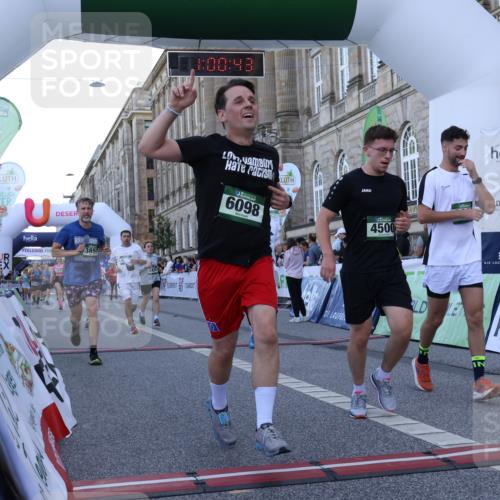 07.09.2025 - BARMER Alsterlauf Strokosch-Dieckow http://msf.ph/oto/8722620 07.09.2025 10:00:42 Ziel 1201, 2864, 2909, 2911, 3039, 3768, 3857, 3859, 3860, 4424, 4425, 4500, 4620, 4856, 4917, 5108, 5471, 5726, 5744, 5851, 6098 meine-sportfotos.de