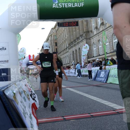 07.09.2025 - BARMER Alsterlauf Strokosch-Dieckow http://msf.ph/oto/8722677 07.09.2025 10:01:00 Ziel 2124, 2350, 3328, 4072, 4365, 4485, 4505, 4544, 4636, 4867, 4993, 5047, 5250, 5477 meine-sportfotos.de