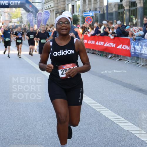 07.09.2025 - BARMER Alsterlauf Strokosch-Dieckow http://msf.ph/oto/8722877 07.09.2025 09:53:17 Ziel 2369, 2390, 2421, 2521, 2673, 2789, 3219, 3421, 3589, 3705, 4625, 4834, 5194, 5253, 5415, 5553, 5694, 6105, 6333, 8268 meine-sportfotos.de