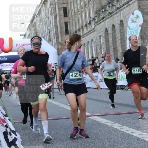 07.09.2025 - BARMER Alsterlauf Strokosch-Dieckow http://msf.ph/oto/8724004 07.09.2025 10:10:35 Ziel 1160, 2082, 2469, 2865, 2895, 2907, 3250, 3549, 3756, 3757, 3758, 4099, 4202, 4302, 4554, 4622, 4838, 4933, 4935, 5176, 5285, 5652, 5778, 5780, 5816, 5893, 5896, 8463 meine-sportfotos.de