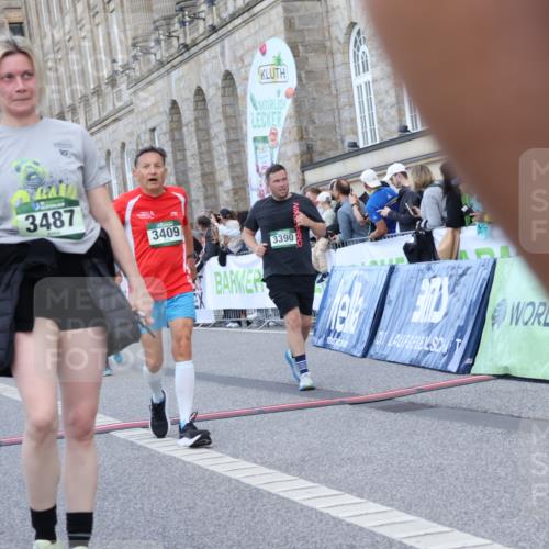 07.09.2025 - BARMER Alsterlauf Strokosch-Dieckow http://msf.ph/oto/8724499 07.09.2025 10:13:53 Ziel 2323, 2550, 3161, 3162, 3257, 3390, 3409, 3487, 3513, 3761, 3769, 3863, 4075, 4220, 4398, 5040, 5041, 5803, 5817, 5818, 6053, 8002, 8048 meine-sportfotos.de