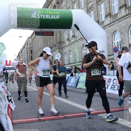 07.09.2025 - BARMER Alsterlauf Strokosch-Dieckow http://msf.ph/oto/8724553 07.09.2025 10:14:20 Ziel 2235, 2387, 2875, 2876, 2892, 3031, 3181, 3332, 3333, 3334, 3379, 3833, 4181, 4548, 4690, 5054, 5059, 5414, 5502, 5743, 6317, 6318, 6329, 6331, 8417 meine-sportfotos.de
