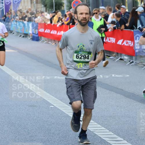 07.09.2025 - BARMER Alsterlauf Strokosch-Dieckow http://msf.ph/oto/8725036 07.09.2025 09:47:26 Ziel 2081, 2121, 2278, 2584, 2656, 3465, 3650, 3974, 4034, 4182, 4731, 4884, 4946, 4977, 5043, 5423, 5745, 5757, 5917, 5966, 6131, 8009, 8275, 8391, 8454 meine-sportfotos.de