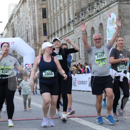 07.09.2025 - BARMER Alsterlauf Strokosch-Dieckow http://msf.ph/oto/8725844 07.09.2025 10:24:20 Ziel 2087, 2996, 3159, 3406, 3407, 3562, 3652, 3653, 3688, 3891, 3908, 4013, 4218, 4341, 4352, 5077, 5083, 5085, 5109, 5242 meine-sportfotos.de