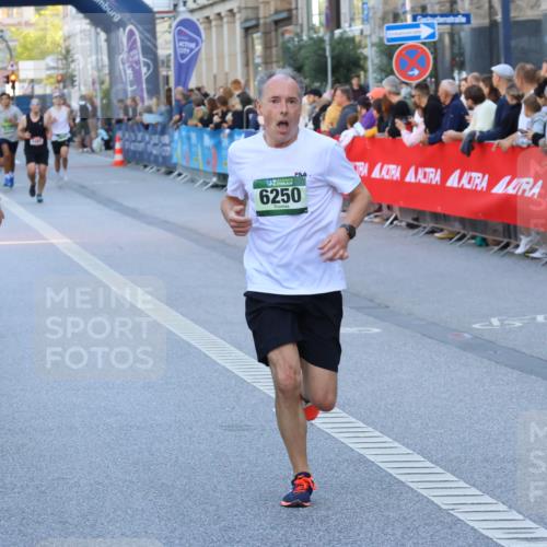 07.09.2025 - BARMER Alsterlauf Strokosch-Dieckow http://msf.ph/oto/8726048 07.09.2025 09:43:51 Ziel 2411, 2618, 2699, 2826, 3458, 3596, 4382, 4472, 4849, 4949, 5034, 5227, 5751, 5862, 6108, 6120, 6193, 8154 meine-sportfotos.de