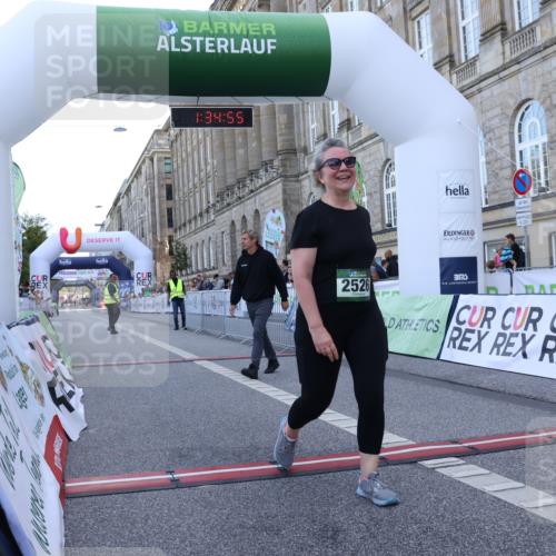 07.09.2025 - BARMER Alsterlauf Strokosch-Dieckow http://msf.ph/oto/8726748 07.09.2025 10:34:53 Ziel 2526, 5124, 5127 meine-sportfotos.de
