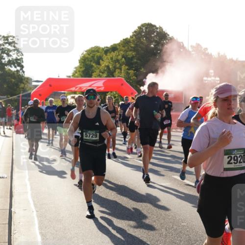 07.09.2025 - BARMER Alsterlauf Yannick Fuchs http://msf.ph/oto/8730922 07.09.2025 09:00:10 Laufen 487, 5729, 3728, 2920, 3925 meine-sportfotos.de
