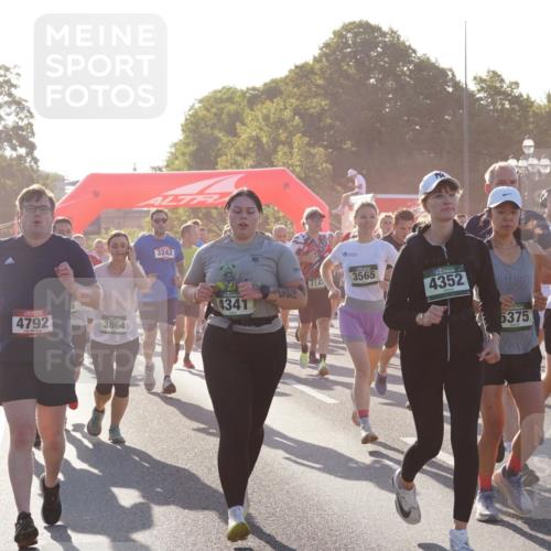 07.09.2025 - BARMER Alsterlauf Yannick Fuchs http://msf.ph/oto/8731065 07.09.2025 09:00:36 Laufen 44414, 3242, 3565, 3147, 4341, 4792, 3864, 4352, 5375, 4550 meine-sportfotos.de