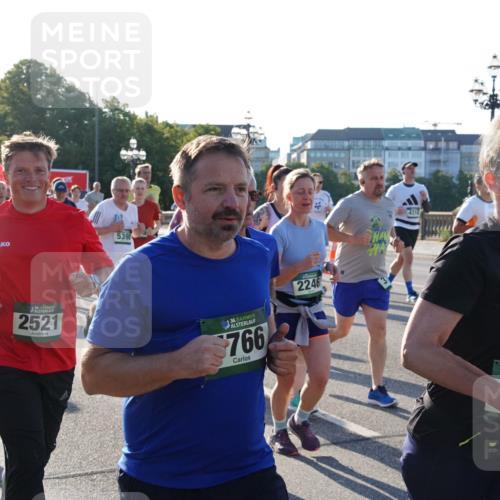 07.09.2025 - BARMER Alsterlauf Yannick Fuchs http://msf.ph/oto/8731665 07.09.2025 09:02:07 Laufen 293, 5707, 5398, 16, 2521, 1636, 766, 2246, 4310, 152, 36 meine-sportfotos.de