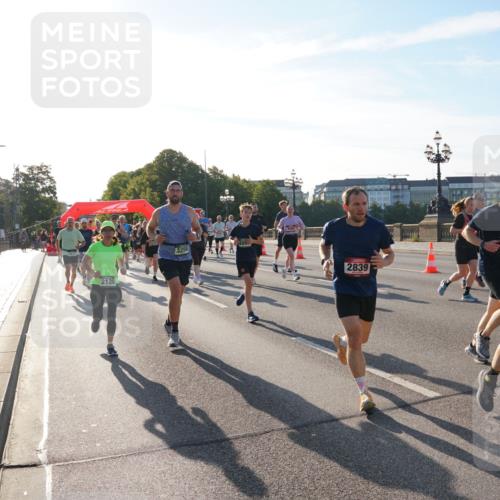 07.09.2025 - BARMER Alsterlauf Yannick Fuchs http://msf.ph/oto/8731807 07.09.2025 09:02:25 Laufen 2120, 3259, 2839, 60, 298 meine-sportfotos.de