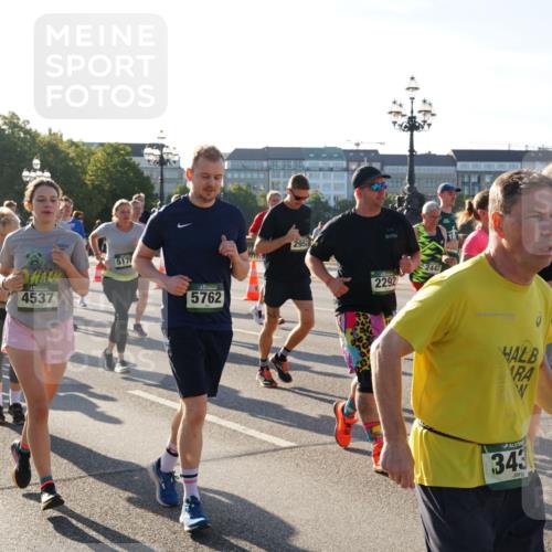 07.09.2025 - BARMER Alsterlauf Yannick Fuchs http://msf.ph/oto/8732760 07.09.2025 09:05:08 Laufen 3043, 360, 595, 4537, 5176, 5762, 295, 2292, 2442, 816, 343 meine-sportfotos.de