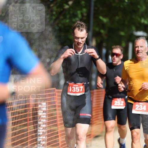 07.09.2025 - 19. Norderstedt Triathlon Michael Strokosch http://msf.ph/oto/8734351 07.09.2025 12:17:33 Laufen 234, 252, 303, 1357 meine-sportfotos.de