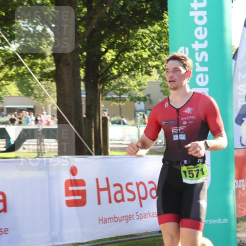 07.09.2025 - 19. Norderstedt Triathlon Luisa Fischer http://msf.ph/oto/8735367 07.09.2025 16:37:04 Ziel 458, 1565, 1571 meine-sportfotos.de