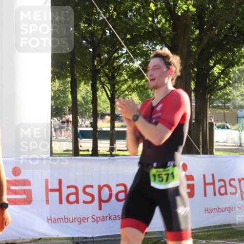 07.09.2025 - 19. Norderstedt Triathlon Luisa Fischer http://msf.ph/oto/8735373 07.09.2025 16:37:05 Ziel 458, 1565, 1571 meine-sportfotos.de