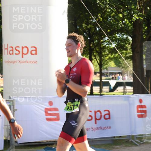 07.09.2025 - 19. Norderstedt Triathlon Luisa Fischer http://msf.ph/oto/8735383 07.09.2025 16:37:05 Ziel 458, 1565, 1571 meine-sportfotos.de