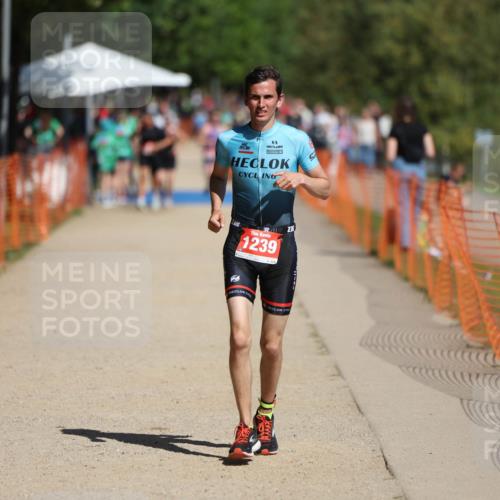 07.09.2025 - 19. Norderstedt Triathlon Michael Strokosch http://msf.ph/oto/8736772 07.09.2025 12:24:39 Laufen 826, 1239 meine-sportfotos.de
