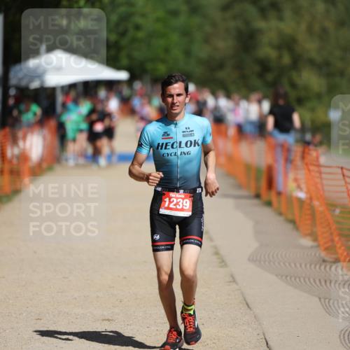 07.09.2025 - 19. Norderstedt Triathlon Michael Strokosch http://msf.ph/oto/8736776 07.09.2025 12:24:39 Laufen 826, 1239 meine-sportfotos.de