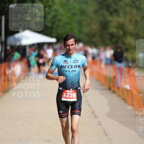 07.09.2025 - 19. Norderstedt Triathlon Michael Strokosch http://msf.ph/oto/8736779 07.09.2025 12:24:40 Laufen 826, 1239 meine-sportfotos.de
