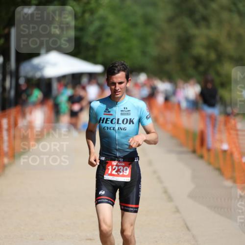 07.09.2025 - 19. Norderstedt Triathlon Michael Strokosch http://msf.ph/oto/8736784 07.09.2025 12:24:40 Laufen 826, 1239 meine-sportfotos.de
