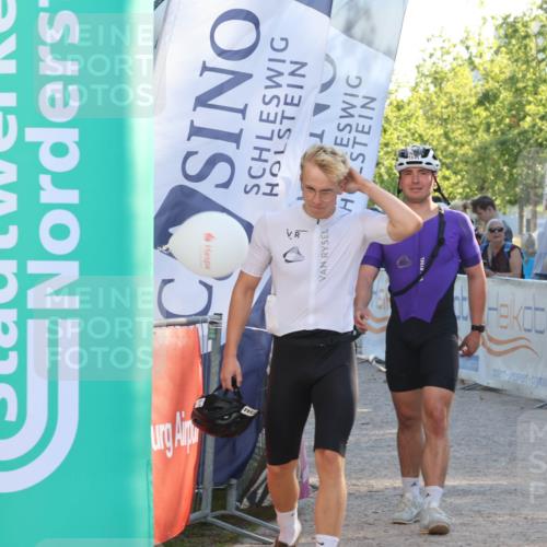 07.09.2025 - 19. Norderstedt Triathlon Luisa Fischer http://msf.ph/oto/8736950 07.09.2025 16:43:15 Ziel 1049, 1544, 1546 meine-sportfotos.de