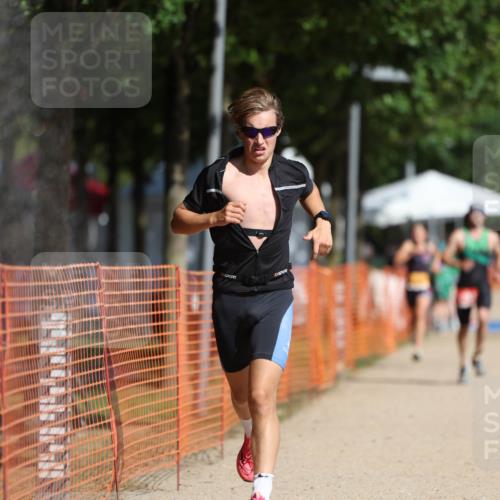 07.09.2025 - 19. Norderstedt Triathlon Michael Strokosch http://msf.ph/oto/8738029 07.09.2025 11:49:44 Laufen 770, 1184, 1383 meine-sportfotos.de
