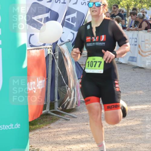 07.09.2025 - 19. Norderstedt Triathlon Luisa Fischer http://msf.ph/oto/8738728 07.09.2025 16:48:46 Ziel 1077, 1093 meine-sportfotos.de