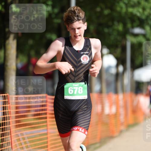 07.09.2025 - 19. Norderstedt Triathlon Michael Strokosch http://msf.ph/oto/8738840 07.09.2025 10:54:47 Laufen 99, 676, 678 meine-sportfotos.de