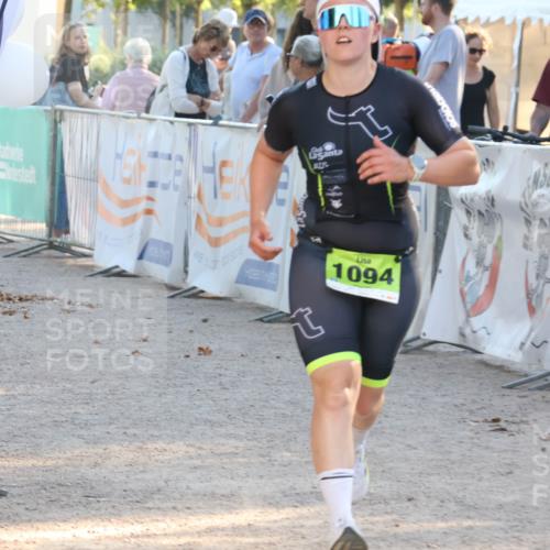 07.09.2025 - 19. Norderstedt Triathlon Luisa Fischer http://msf.ph/oto/8740149 07.09.2025 16:52:48 Ziel 445, 446, 1094 meine-sportfotos.de