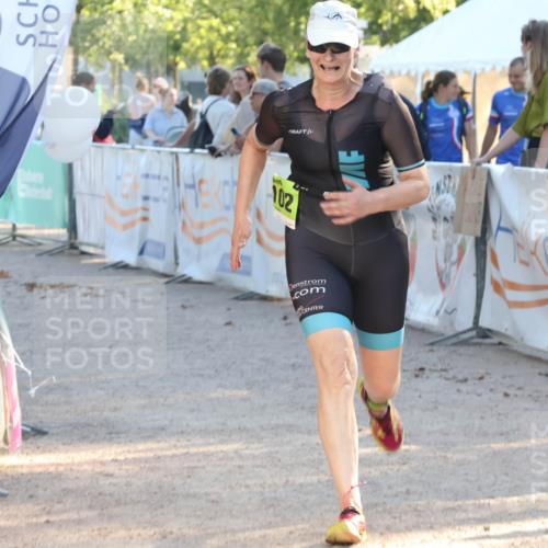 07.09.2025 - 19. Norderstedt Triathlon Luisa Fischer http://msf.ph/oto/8740930 07.09.2025 16:55:39 Ziel 1057, 1102 meine-sportfotos.de