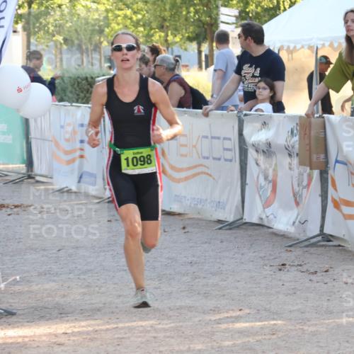 07.09.2025 - 19. Norderstedt Triathlon Luisa Fischer http://msf.ph/oto/8740977 07.09.2025 16:55:42 Ziel 1098, 1102 meine-sportfotos.de