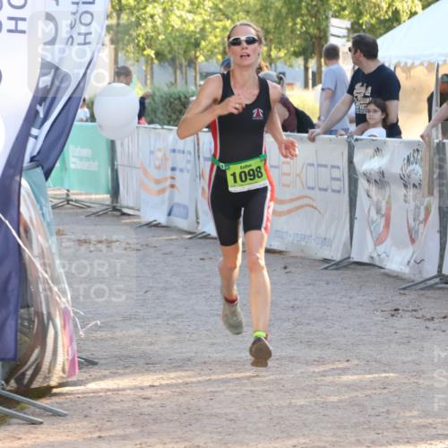 07.09.2025 - 19. Norderstedt Triathlon Luisa Fischer http://msf.ph/oto/8740982 07.09.2025 16:55:43 Ziel 1098, 1102 meine-sportfotos.de