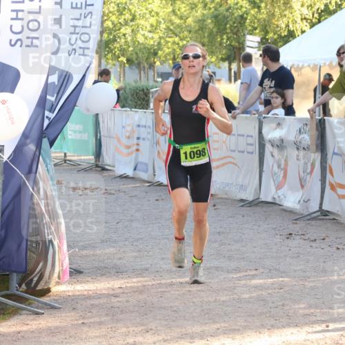 07.09.2025 - 19. Norderstedt Triathlon Luisa Fischer http://msf.ph/oto/8740987 07.09.2025 16:55:43 Ziel 1098, 1102 meine-sportfotos.de
