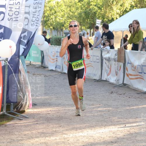 07.09.2025 - 19. Norderstedt Triathlon Luisa Fischer http://msf.ph/oto/8740993 07.09.2025 16:55:43 Ziel 1098, 1102 meine-sportfotos.de
