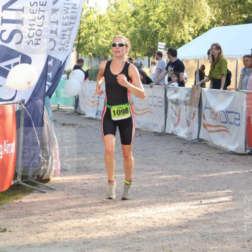 07.09.2025 - 19. Norderstedt Triathlon Luisa Fischer http://msf.ph/oto/8740999 07.09.2025 16:55:44 Ziel 1098, 1102 meine-sportfotos.de