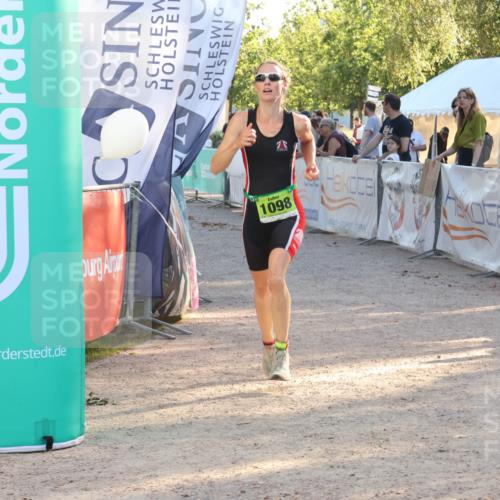 07.09.2025 - 19. Norderstedt Triathlon Luisa Fischer http://msf.ph/oto/8741003 07.09.2025 16:55:44 Ziel 1098, 1102 meine-sportfotos.de