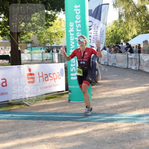 07.09.2025 - 19. Norderstedt Triathlon Luisa Fischer http://msf.ph/oto/8741197 07.09.2025 16:56:40 Ziel 1066 meine-sportfotos.de